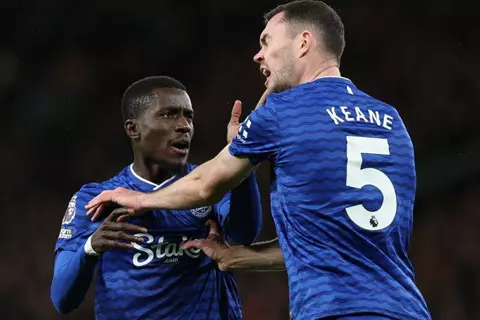 تبادلا اللكمات.. صلح إدريسا جاي وكين في تدريبات إيفرتون